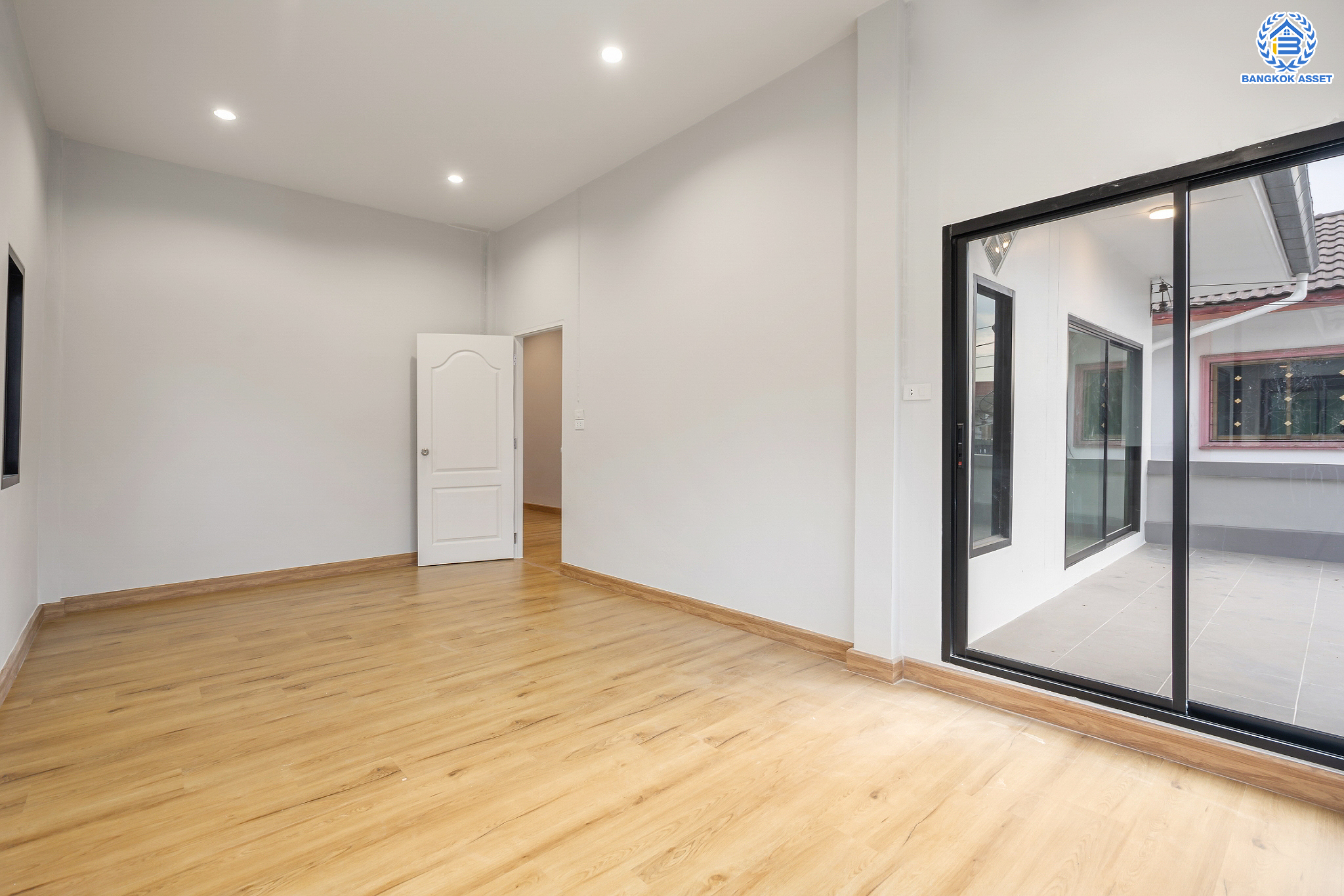 บ้านมือสองตกแต่งใหม่ ม.บูรพา12 ดอนเมือง บ้านเดี่ยว เนื้อที่ 50 ตร.ว. ฟังก์ชัน 4 ห้องนอน 2 ห้องน้ำ จอดรถได้ 2 คัน บนทำเลดีที่สุด ใกล้สนามบินดอนเมือง ทางด่วน "ศรีสมาน" และรถไฟฟ้าสายสีแดง "สถานีดอนเมือง"